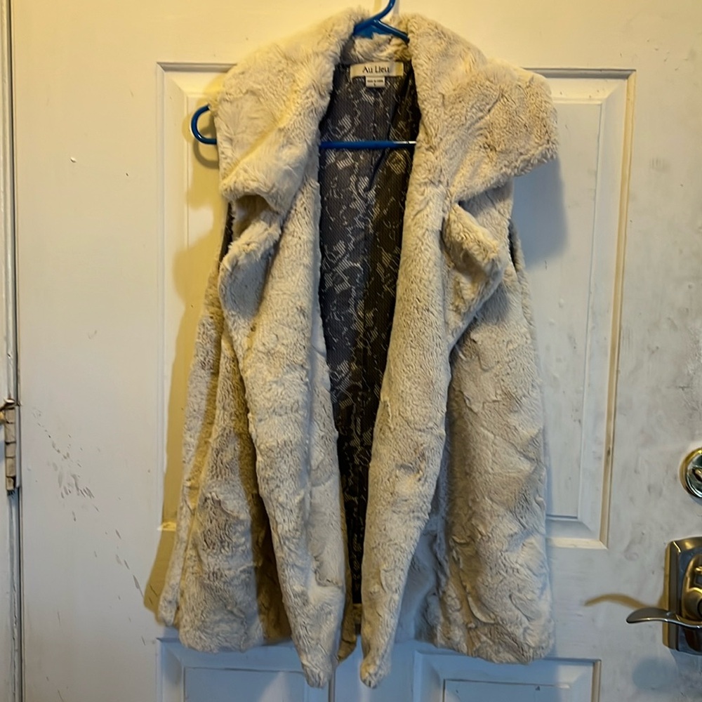 AU LIEU Size L Cream Faux Fur Vest